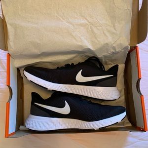 Women’s Nike Revolution 5